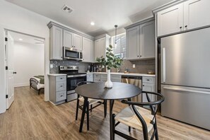 Townhouse – luksus, kjæledyr ikke tillatt | Eget kjøkken | Kaffetrakter/tekoker, brødrister og papirhåndklær