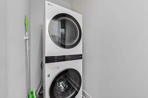 アイロン / アイロン台、WiFi (無料)、ベッドシーツ