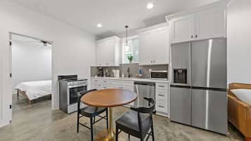 Townhouse – luksus, kjøkken, 1. etasje | Eget kjøkken | Kaffetrakter/tekoker, brødrister og papirhåndklær