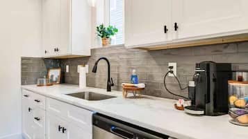 Townhouse – luksus, kjøkken, 1. etasje | Eget kjøkken | Kaffetrakter/tekoker, brødrister og papirhåndklær