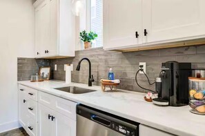 Townhouse Mewah, dapur, lantai dasar | Dapur pribadi | Mesin pembuat kopi/teh, pemanggang roti, dan tisu