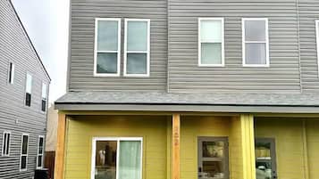 Luxury Townhome, Kitchen | Iron/ironing board, free WiFi, bed sheets