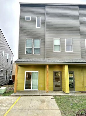 Townhouse Mewah, dapur | Setrika/meja setrika, Wi-Fi gratis, dan seprai linen