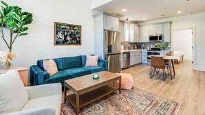 Eine moderne Wohnung mit Wohnzimmer, Essbereich und Küche.