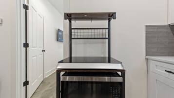 Townhouse – luksus, tekjøkken, 1. etasje | Eget kjøkken | Kaffetrakter/tekoker, brødrister og papirhåndklær