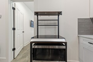 ラグジュアリー タウンホーム 簡易キッチン 1 階 | 専用キッチン | コーヒー / ティーメーカー、トースター、ペーパータオル