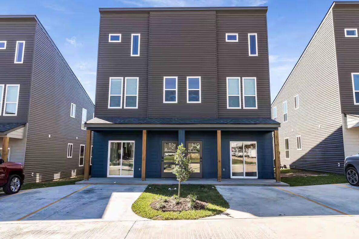 Casa adossada de luxe, cuina, planta baixa | Planxa i posts de planxar, wifi gratuïta i roba de llit 