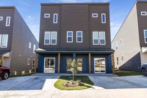 Luxury Townhome, Kitchen, Ground Floor | Iron/ironing board, free WiFi, bed sheets