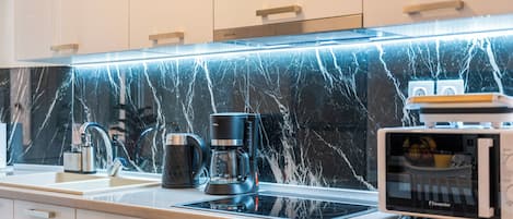 Refrigerador, horno, parrilla de estufa y cafetera y tetera