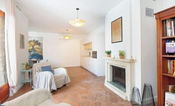 Living area - 4 pers - Suite Quatuor Mystérieux (Puget-sur-Argens)