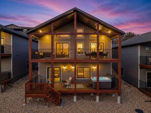 En bygning med flere etager, altaner, jacuzzi og en overdækket terrasse.