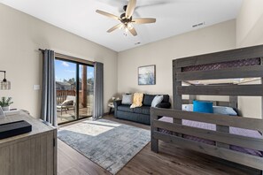 Smart-tv, een open haard, videospelletjes en een stereo