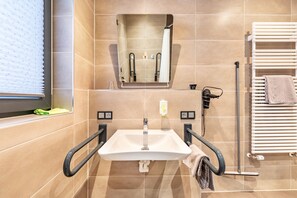 Dusche, Haartrockner, Handtücher
