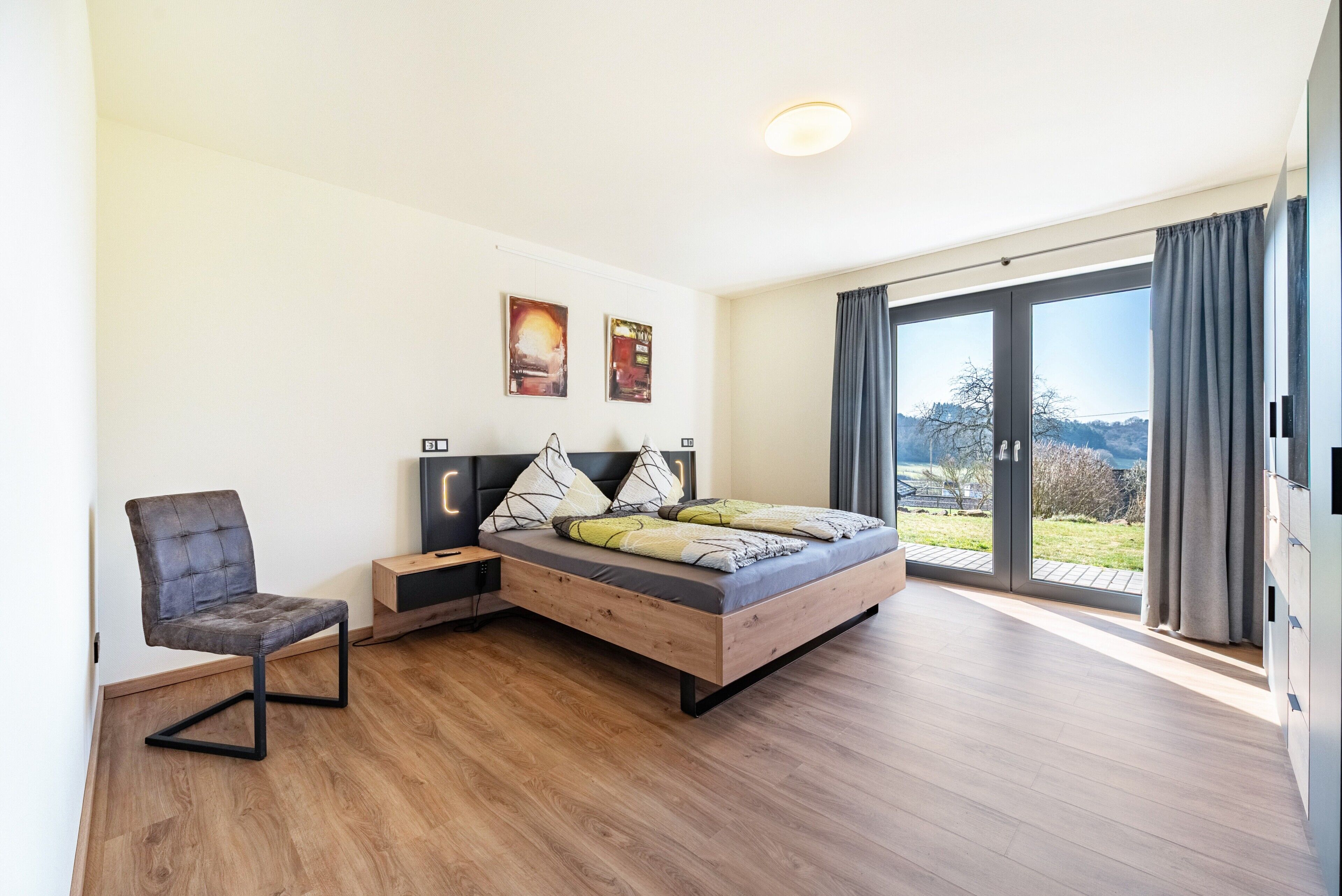 Iron/ironing board, WiFi, bed sheets, wheelchair access