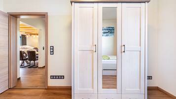 Iron/ironing board, WiFi, bed sheets, wheelchair access