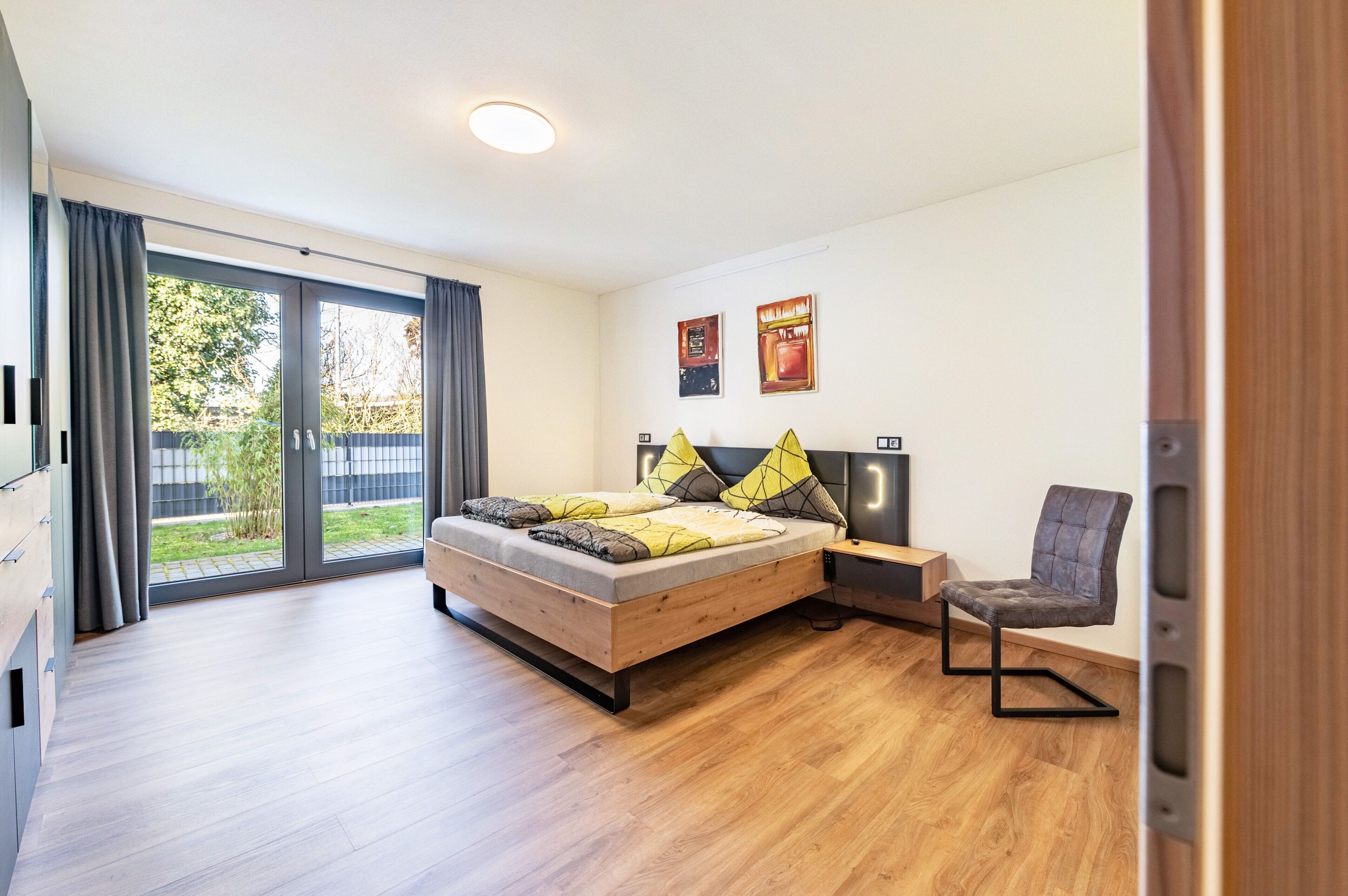 Iron/ironing board, WiFi, bed sheets, wheelchair access