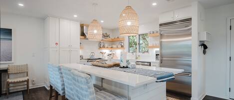 冷蔵庫、電子レンジ、オーブン、コンロ