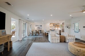 Smart TV - 22 Sand Dollar - Koi Cottage: Island Serenity, 1st Row, Folly Field (Hilton Head Island)