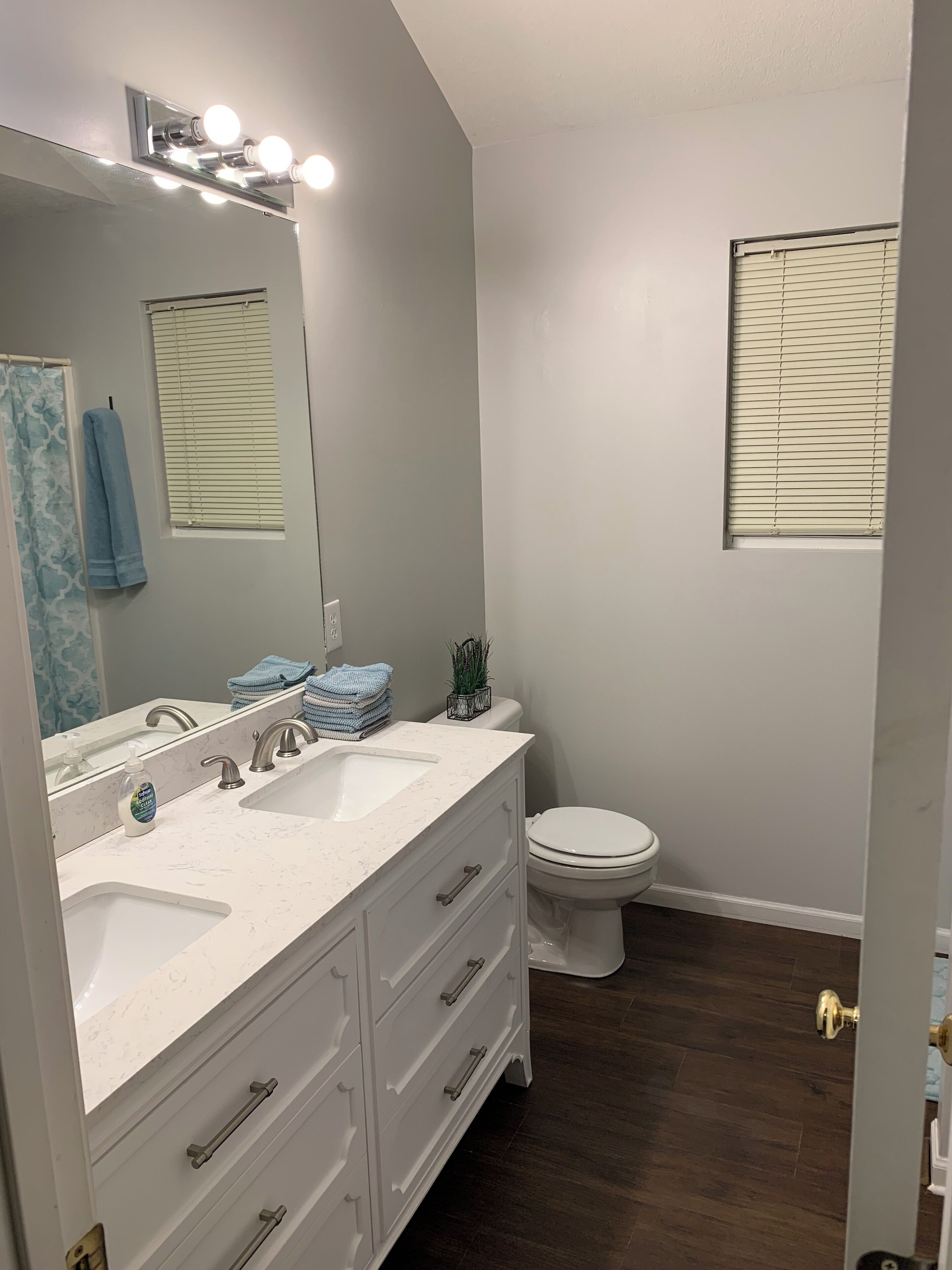 Baignoire à jets, sèche-cheveux, serviettes fournies, savon