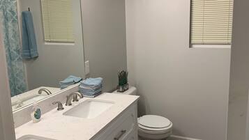 Baignoire Ă jets, sĂšche-cheveux, serviettes fournies, savon