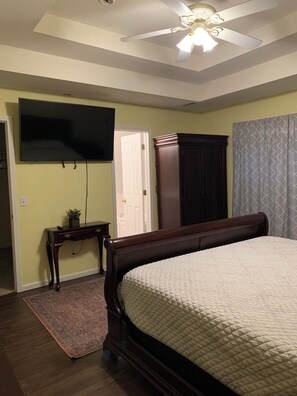 3 chambres, fer et planche à repasser, Wi-Fi, draps fournis