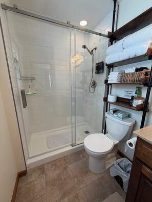 Shower, hair dryer, towels, soap - Wandering Whitetail Estate - Indiana Dunes/Valpo U (Valparaiso)