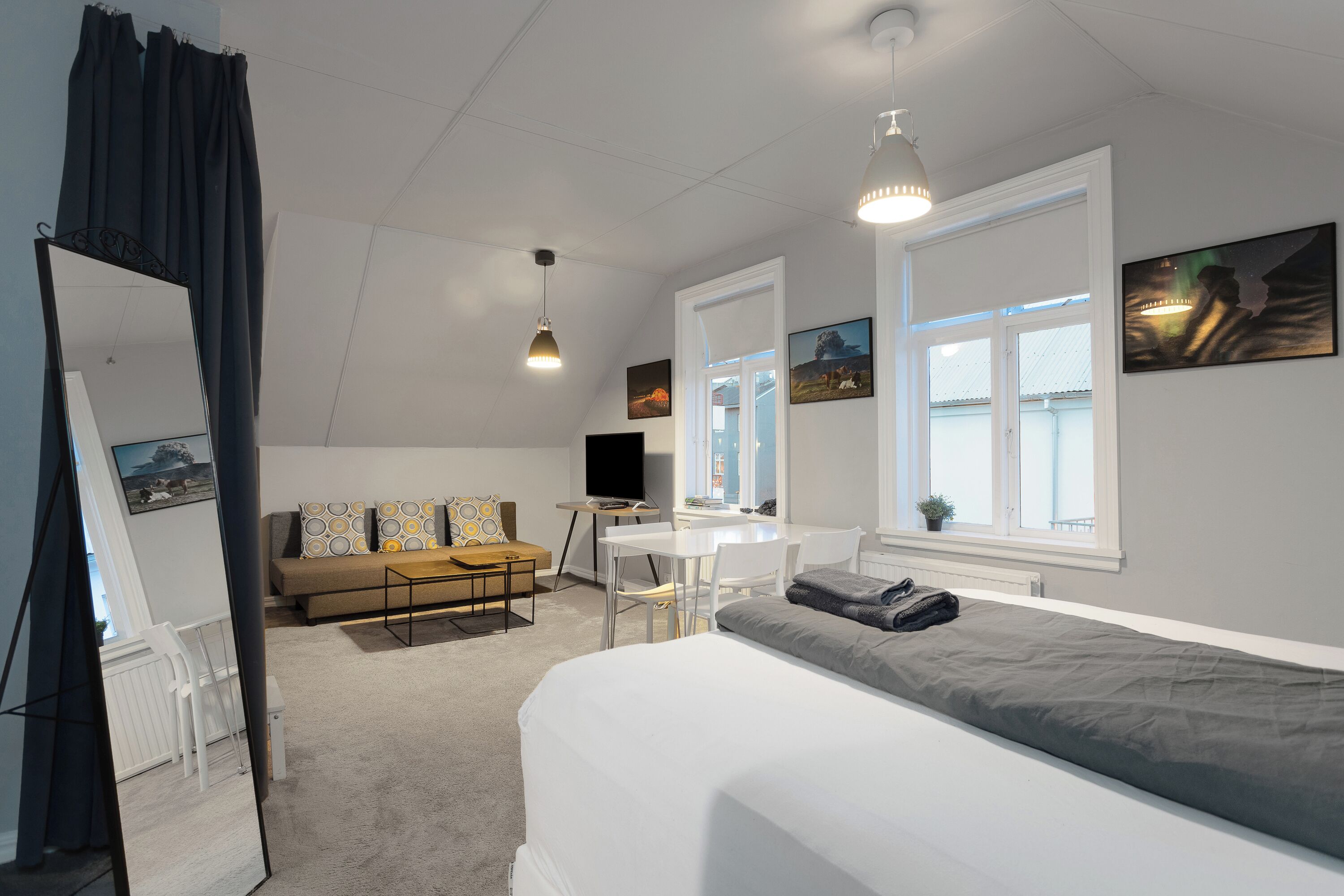 2 bedrooms, in-room safe, desk, iron/ironing board