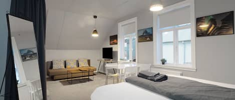 2 bedrooms, in-room safe, desk, iron/ironing board