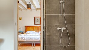 A bedroom with a bed, a nightstand, and a wooden headboard. - Coeur de Sologne - Proximité Châteaux de la Loire (Saint-Viâtre)