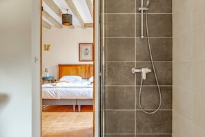 Bügeleisen/Bügelbrett, kostenloses WLAN, Bettwäsche