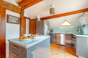 Kühlschrank, Ofen, Geschirrspüler, Wasserkocher mit Kaffee-/Teezubehör
