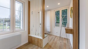 A modern room with large windows, a built-in bench, and a ladder. - Aux Magnolias - Maison pour 6p (Silly-Tillard)