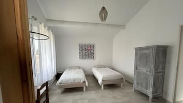 Een strijkplank/strijkijzer, wifi, beddengoed