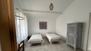 Een strijkplank/strijkijzer, wifi, beddengoed