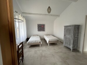 Iron/ironing board, WiFi, bed sheets