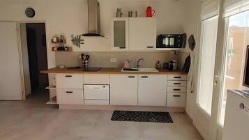 Kjøleskap, mikrobølgeovn, ovn og kokeplater