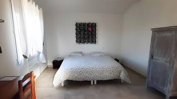 Iron/ironing board, WiFi, bed sheets