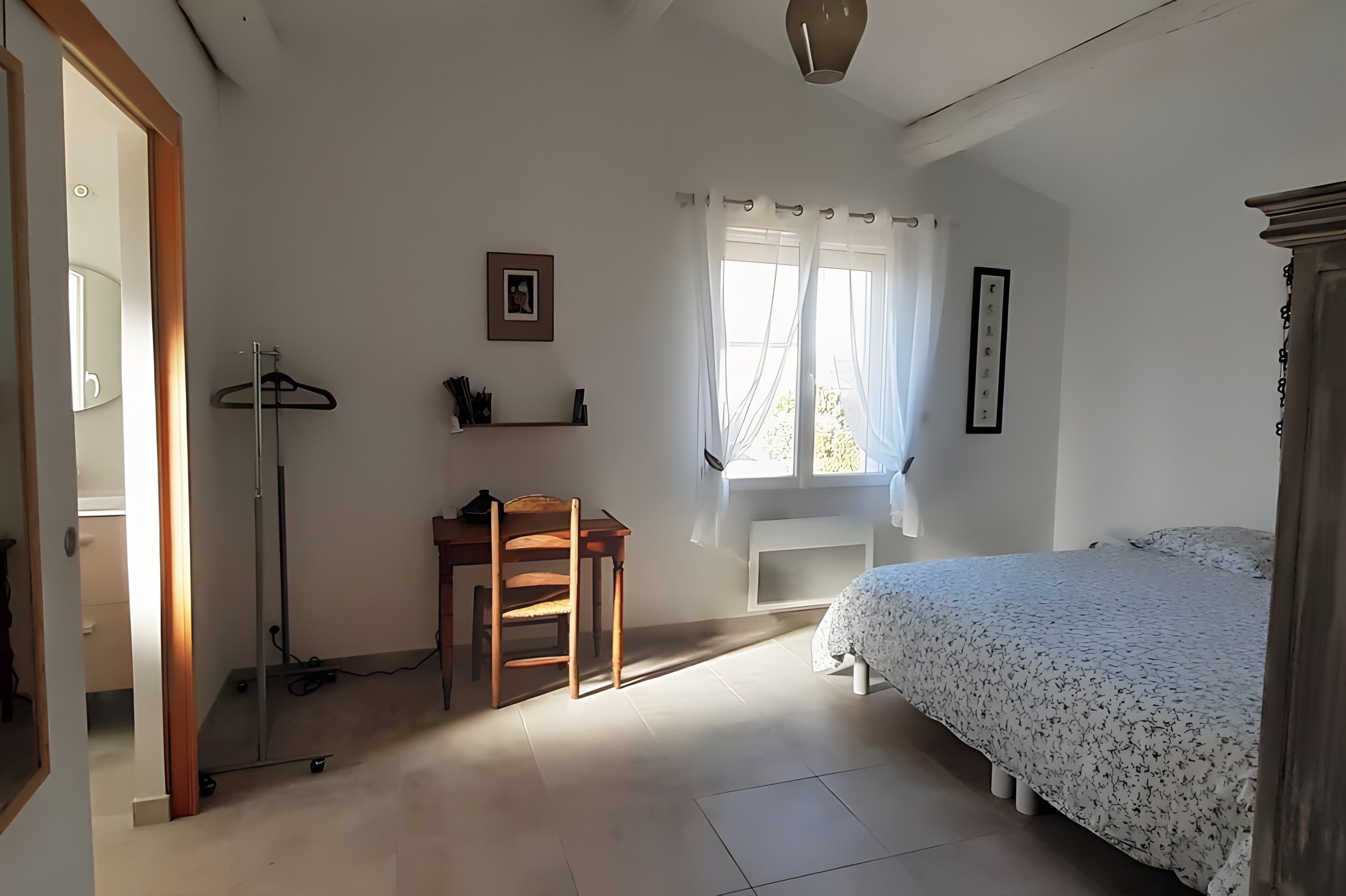 Tabla de planchar con plancha, wifi, ropa de cama