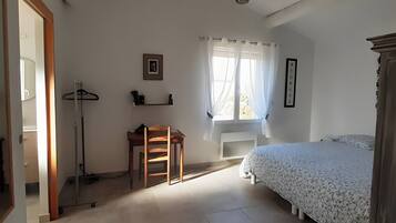 Tabla de planchar con plancha, wifi, ropa de cama