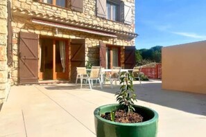 Outdoor dining - Le Mas De La Clé D'Or - Continuation of the 5 Forgotten Keys (Puget-sur-Argens)