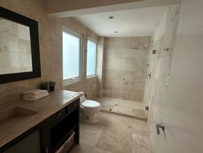 Shower, hair dryer, towels - Arquimedes Calm - Lovely 1BR in Polanco (Mexico City)