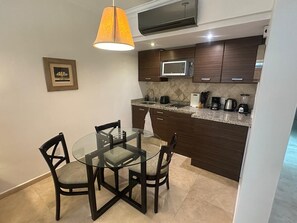 Dining - Arquimedes Calm - Lovely 1BR in Polanco (Mexico City)