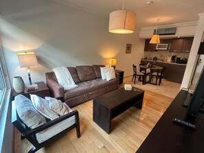 TV, offices - Arquimedes Calm - Lovely 1BR in Polanco (Mexico City)