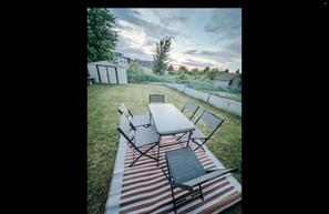 Outdoor dining - Rustic Retreat by Innisfil Beach (Innisfil)
