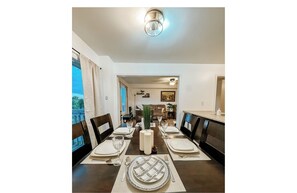 Dining - Rustic Retreat by Innisfil Beach (Innisfil)