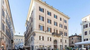 Edifici històric amb un pati central, grans finestres i un rellotge.