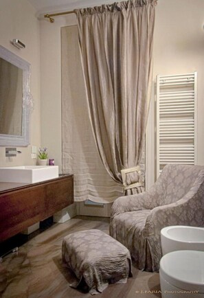 按摩浴缸、吹风机、坐浴桶、毛巾