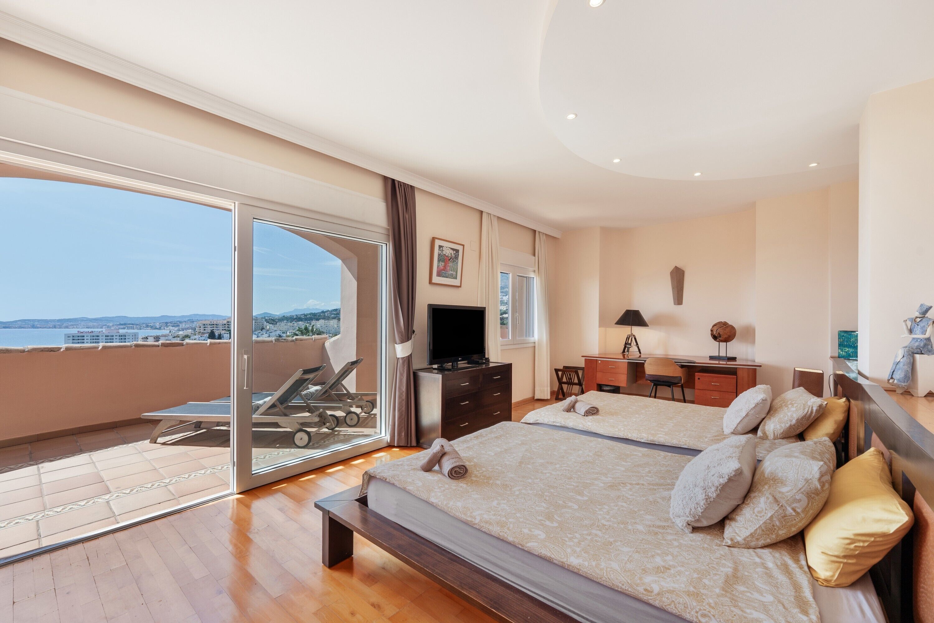 Een strijkplank/strijkijzer, wifi, beddengoed