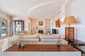 Una televisión, videojuegos, un reproductor de DVD