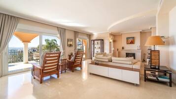 TV, videogames, DVD player